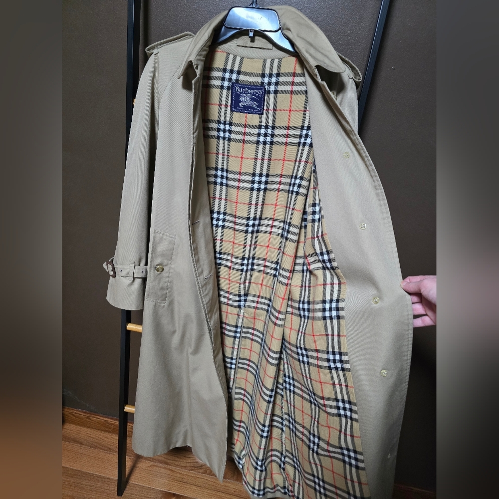 Vintage Burberry Classic Beige Trench Coat with Nova Check Lining - Picture 5 of 13